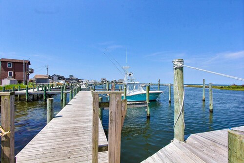 Waterfront, Dog-Friendly House w/Free WiFi, Water Views, Central AC, Private W/D