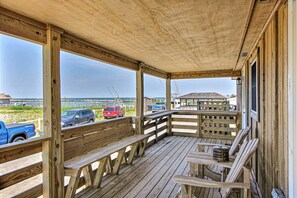 Terrace/patio - Waterfront, Dog-Friendly House w/Free WiFi, Water Views, Central AC, Private W/D (Hatteras)