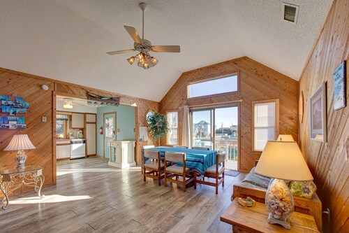 Single-level home 350 yds from the beach with sundecks & WiFi - 2 dogs OK