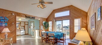 Single-level home 350 yds from the beach with sundecks & WiFi - 2 dogs OK