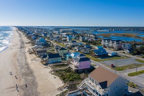 Beach - Third-row home near golf with beach access, W/D, deck, AC, hot tub (Surf City)