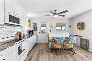 Kjøleskap, mikrobølgeovn, ovn og kokeplater