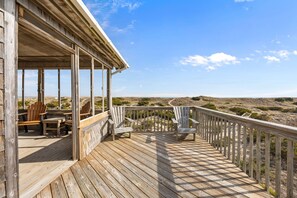 Terrace/patio - Hatteras Solrise 386: Oceanfront, private hot tub, pool access (Avon)