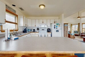 Kjøleskap, mikrobølgeovn, ovn og kokeplater