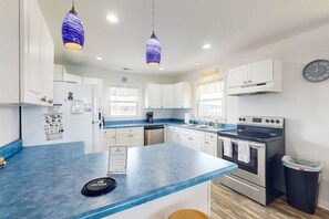 Køleskab, mikrobølgeovn, ovn, kogeplade