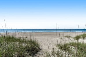 På stranden