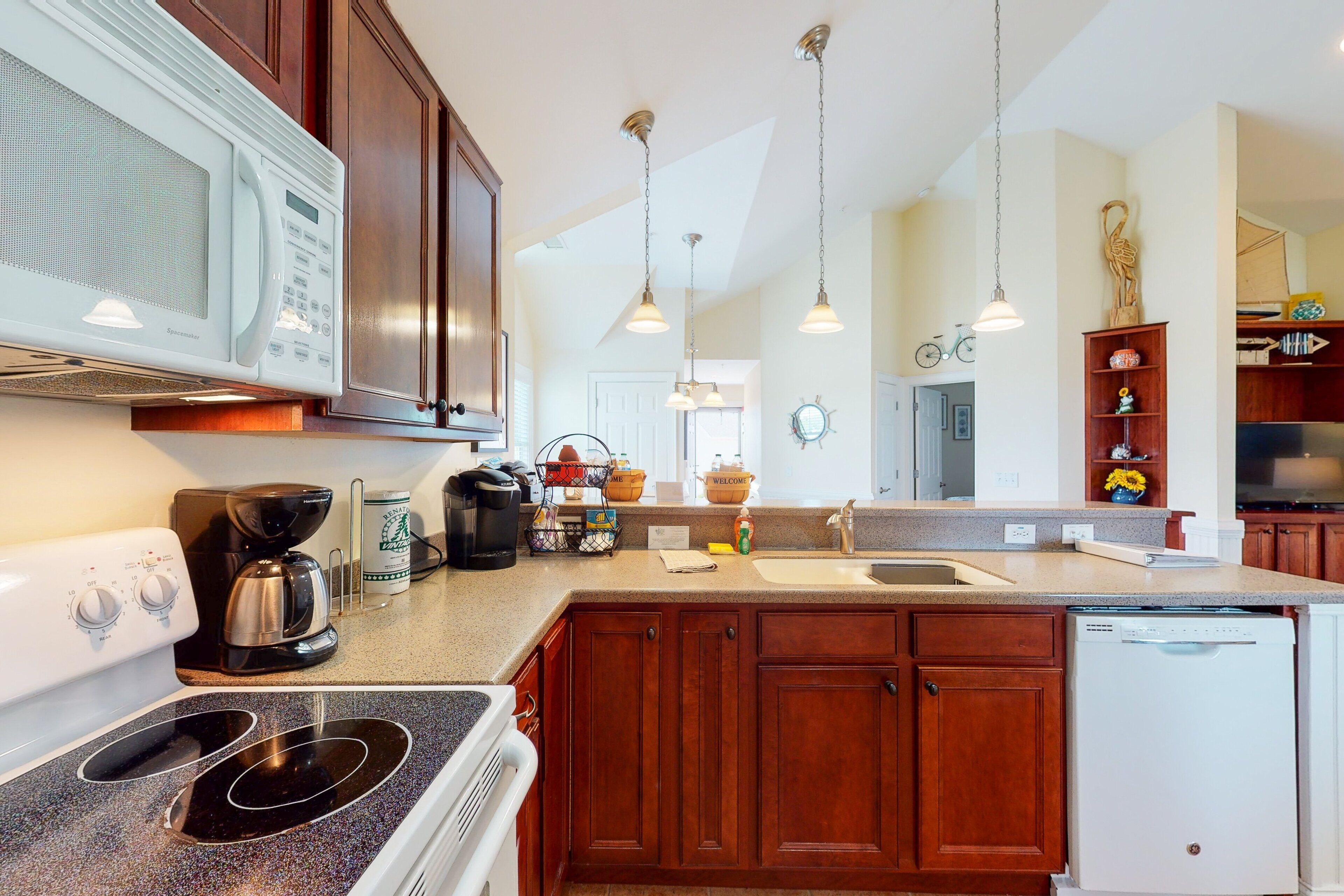 Kjøleskap, mikrobølgeovn, ovn og kokeplater