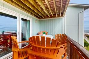 Outdoor dining - 2nd-floor ocean-view condo with private beach access, community pool, gazebo (Surf City)