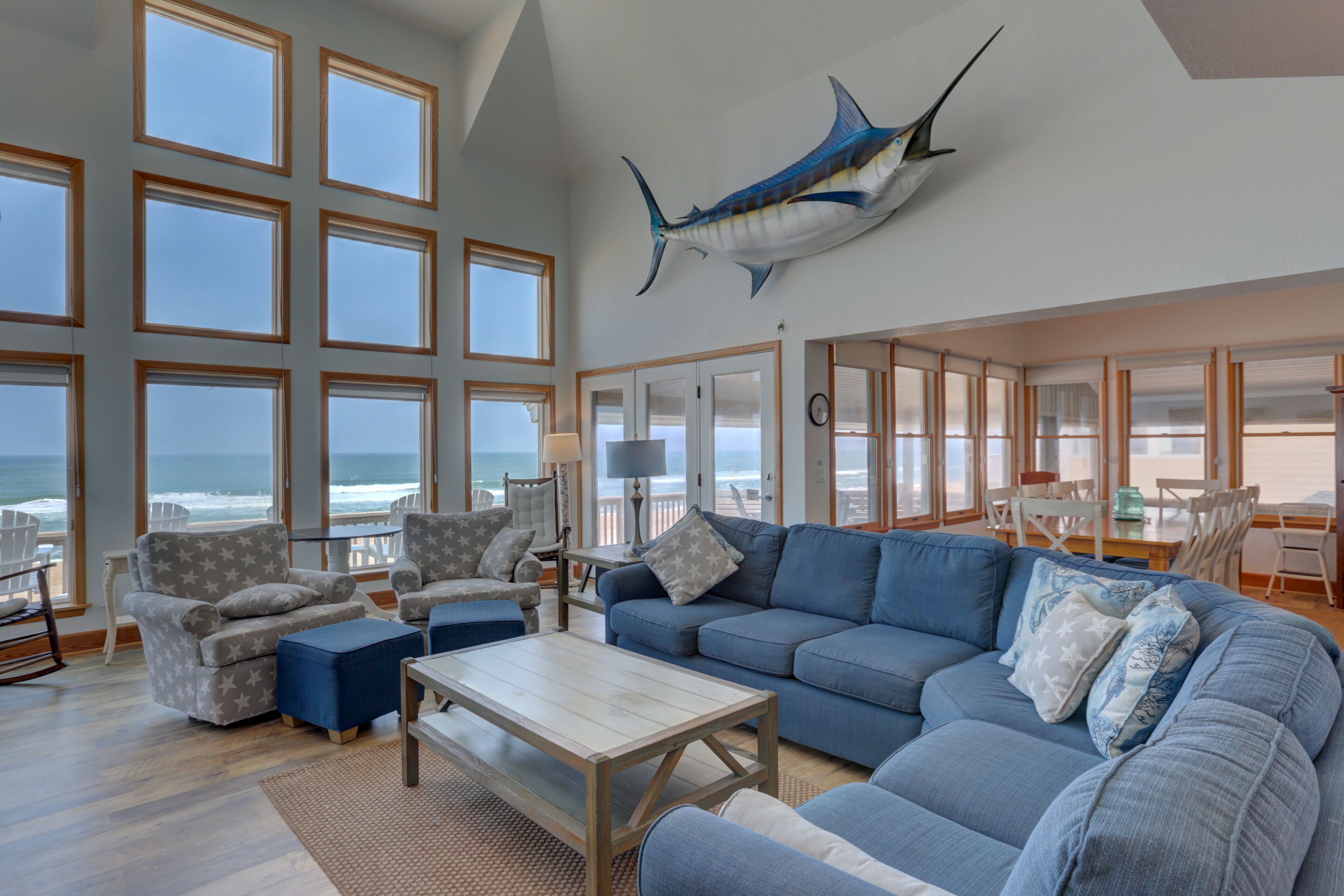 Televisio, DVD-soitin, pöytätennispöytä, kirjoja