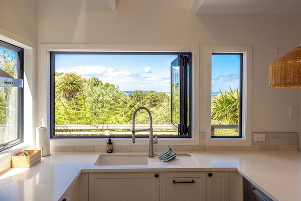 Comfort House, Bay View | Private kitchen - High View Waiheke (Waiheke Island)