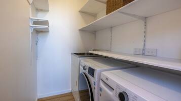 Nhà tiện nghi đơn giản, quang cảnh vịnh | Giặt ủi