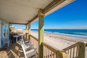 Property grounds - Original Surf City dog-friendly cottage steps from ocean with plenty of parking (Surf City)