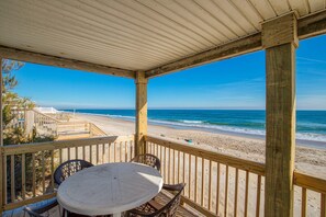Outdoor dining - Original Surf City dog-friendly cottage steps from ocean with plenty of parking (Surf City)