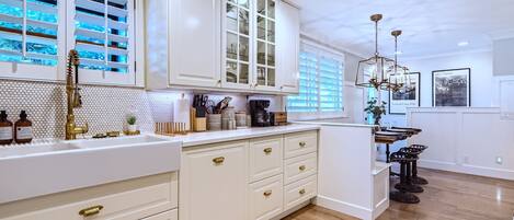 Four Ă micro-ondes, un four, surface de cuisson, lave-vaisselle