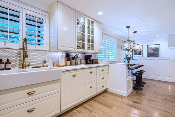 ميكروويف، فرن، موقد طهي مسطح، غسالة أطباق