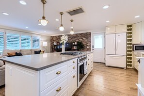 Mikrobølgeovn, ovn, kokeplater og oppvaskmaskin