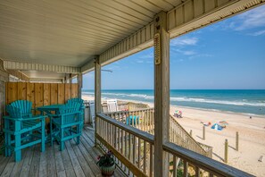 Property grounds - Dog-friendly oceanfront home with beach access, a washer/dryer & central AC (Surf City)