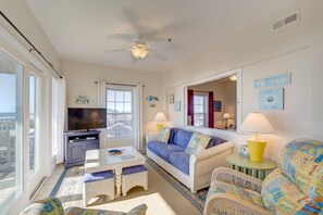 TV, fireplace, DVD player - Warm and friendly home in beachfront property- pool, hot tub & central AC (Hatteras)