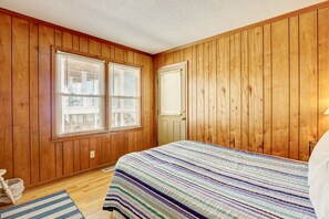 4 bedrooms, iron/ironing board, free WiFi, bed sheets - Oceanfront Home w/Incredible Views, Private Boardwalk to the Beach, & Free WiFi (Holden Beach)