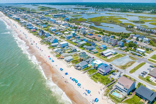 Waterfront duplex with private outdoor pool, enclosed yard, gazebo, sound views