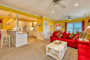 Smart TV, DVD player - Waterfront condo with pool, central AC, amazing views, & stylish decor (Hatteras)