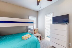 3 bedrooms, free WiFi, bed sheets - Dog-friendly, water-view home with scenic balcony, grill, washer/dryer & AC (Surf City)