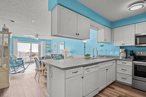 Kjøleskap, mikrobølgeovn, ovn og kokeplater