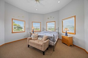 6 bedrooms, desk, iron/ironing board, free WiFi