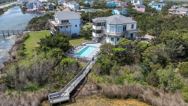 Une propriété située sur la côte, dotée d’une piscine, d’un quai et offrant une vue sur la mer.