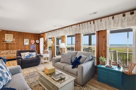 テレビ、卓球台. Oceanfront screened porch & private walkway to beach, 3 outdoor showers & WiFi
