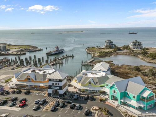 Condo with fast WiFi & outdoor pool - walk to the ocean & Pamlico Sound