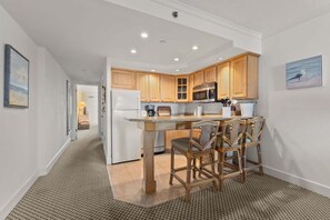 Fridge, microwave, stovetop, dishwasher - Condo with fast WiFi & outdoor pool - walk to the ocean & Pamlico Sound (Hatteras)