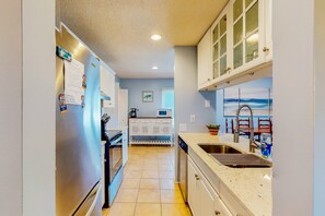 Kjøleskap, mikrobølgeovn, ovn og kokeplater