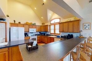 Kjøleskap, mikrobølgeovn, ovn og kokeplater