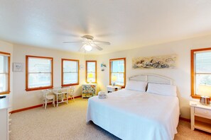 4 bedrooms, travel cot, free WiFi, bed sheets - Home with private pool, hot tub, W/D, & central AC (Waves)