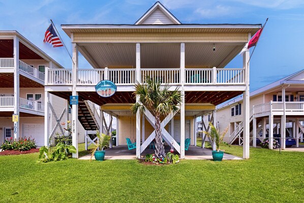 Exterior - Chic house with kayaks, balcony dining, beach chairs, central AC, & washer/dryer (Surf City)