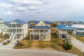 Exterior - Chic house with kayaks, balcony dining, beach chairs, central AC, & washer/dryer (Surf City)