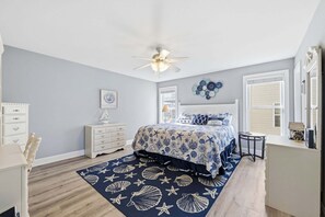5 bedrooms, travel crib, free WiFi, bed sheets - Chic house with kayaks, balcony dining, beach chairs, central AC, & washer/dryer (Surf City)