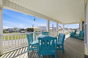 Outdoor dining - Chic house with kayaks, balcony dining, beach chairs, central AC, & washer/dryer (Surf City)
