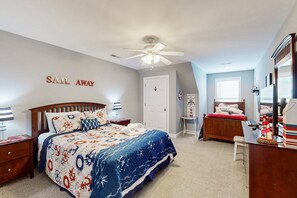 5 bedrooms, travel crib, free WiFi, bed sheets - Chic house with kayaks, balcony dining, beach chairs, central AC, & washer/dryer (Surf City)
