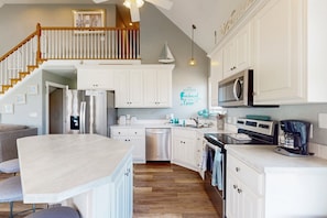 Kjøleskap, mikrobølgeovn, ovn og kokeplater