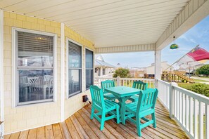 Outdoor dining - Chic house with kayaks, balcony dining, beach chairs, central AC, & washer/dryer (Surf City)