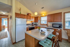 Kjøleskap, mikrobølgeovn, ovn og kokeplater