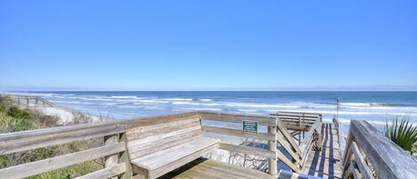 بالقرب من الشاطئ