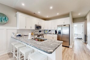 Kjøleskap, mikrobølgeovn, ovn og kokeplater