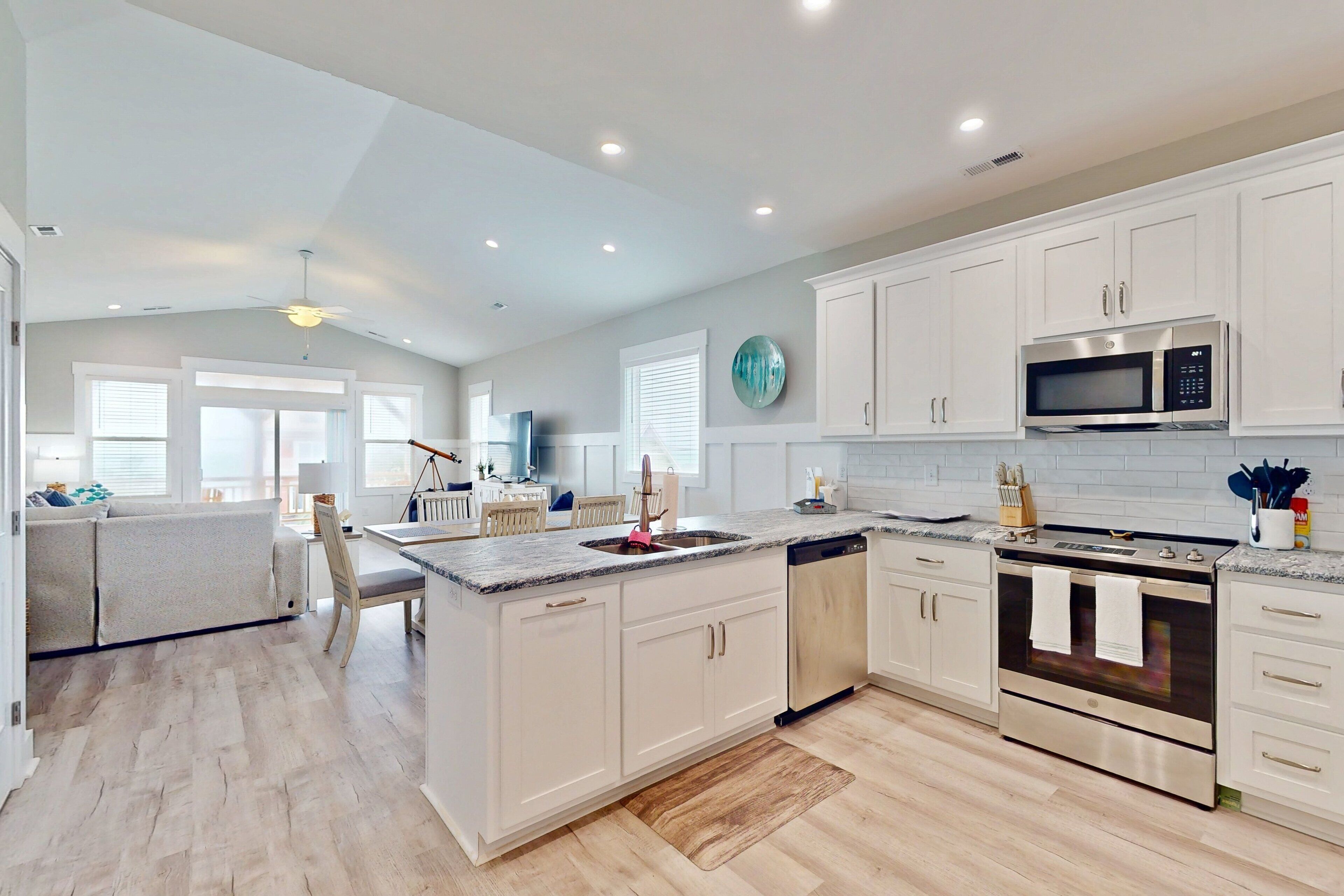 Kylskåp, mikrovågsugn, ugn och spishäll