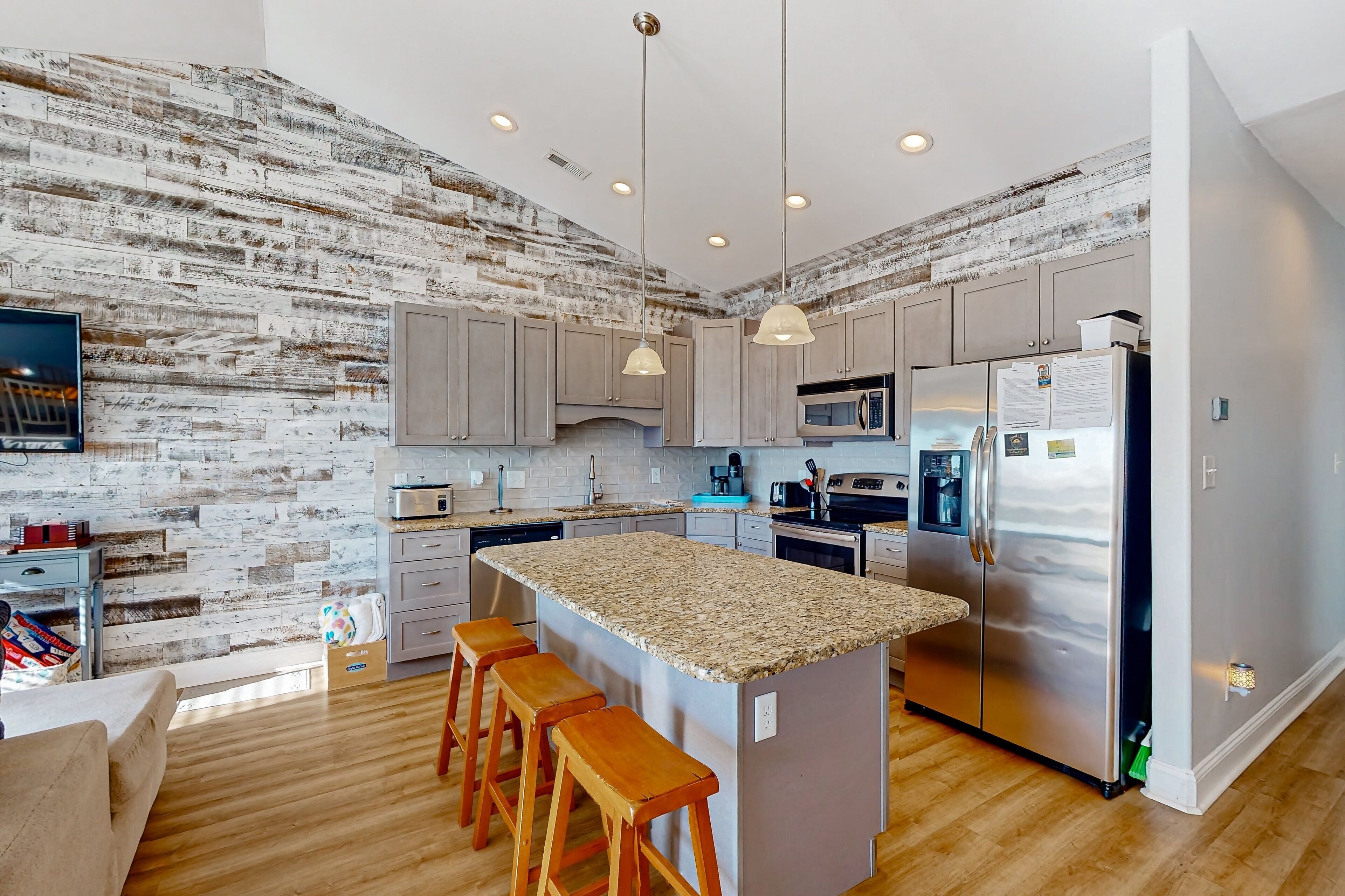 Frigorifero, microonde, forno, piano cottura