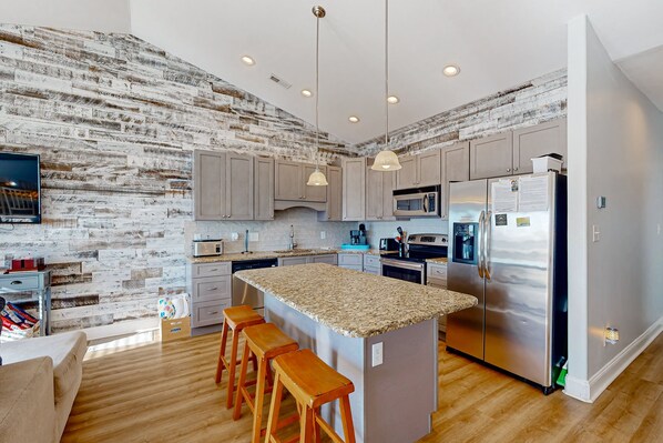 Kjøleskap, mikrobølgeovn, ovn og kokeplater