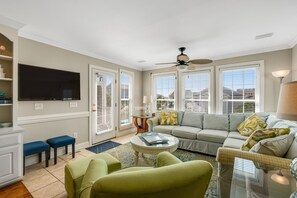 Télévision, baby-foot, table de tennis de table, livres