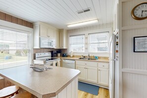 Kjøleskap, mikrobølgeovn, ovn og kokeplater